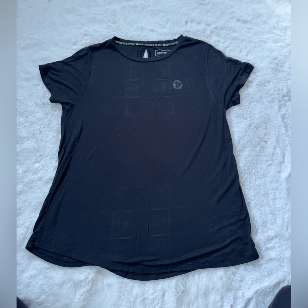Itworks confidence label black tee